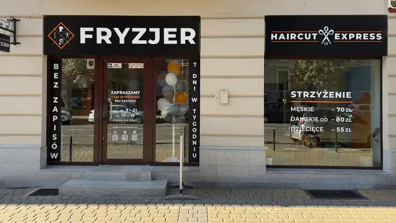 Salon fryzjerski Haircut Express w Bydgoszczy, ul. Gdańska 51 – witryna z cennikiem strzyżenia