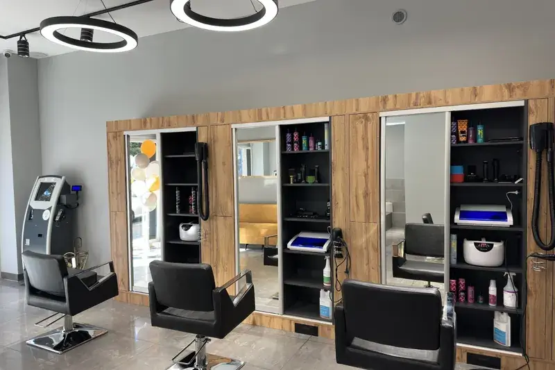 Wnętrze salonu fryzjerskiego Haircut Express w Bydgoszczy – stanowiska fryzjerskie i terminal płatniczy