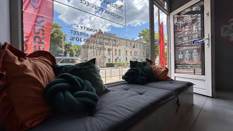 Miejsce do czekania przy oknie w salonie fryzjerskim Haircut Express we Wrocławiu, ul. Traugutta 107