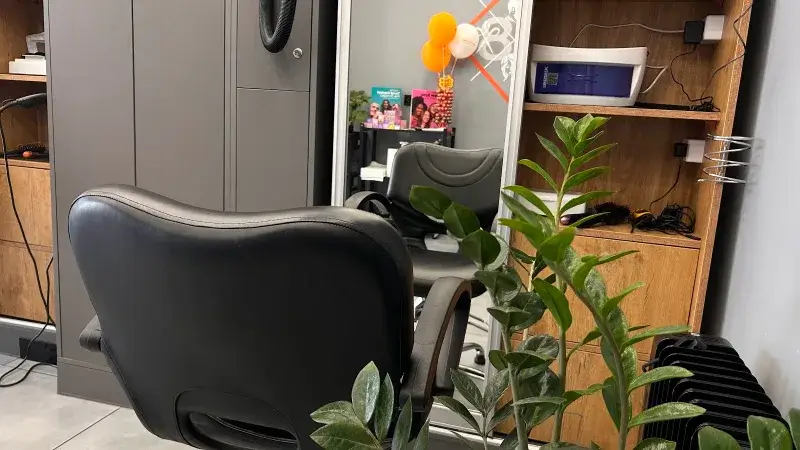 Fotel fryzjerski i lustro w salonie Haircut Express we Wrocławiu, ul. Traugutta 107