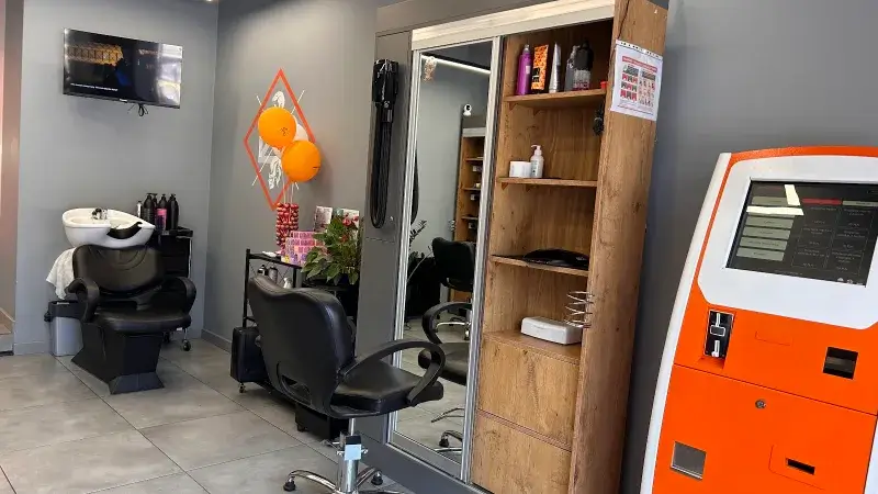 Stanowisko z myjnią w salonie fryzjerskim Haircut Express we Wrocławiu, ul. Traugutta 107