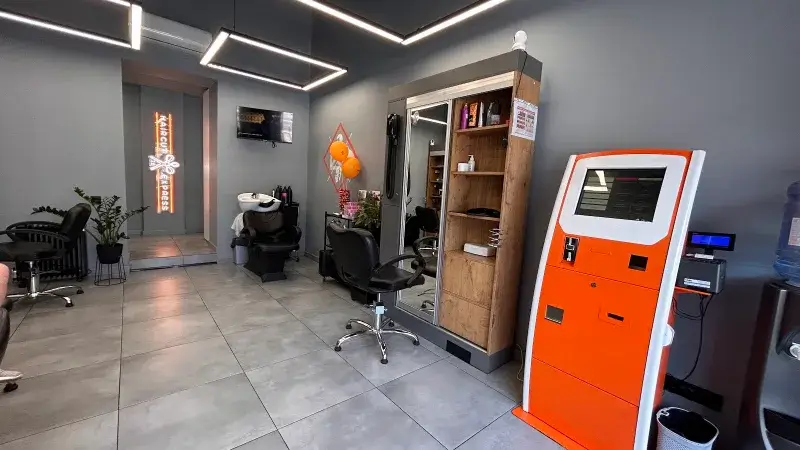 Wnętrze salonu fryzjerskiego Haircut Express we Wrocławiu, ul. Traugutta 107 – stanowiska fryzjerskie i terminal płatniczy