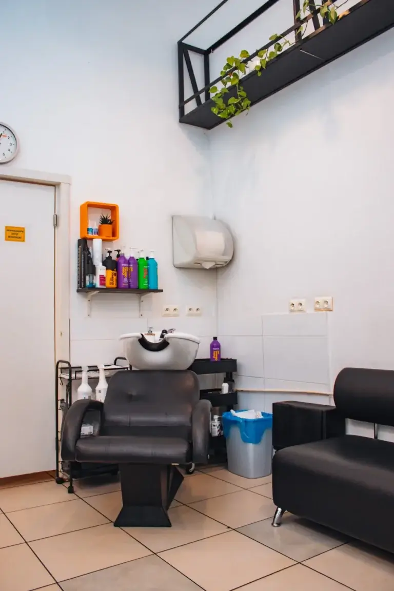 Myjnia i miejsce do czekania w salonie Haircut Express na Starym Mokotowie