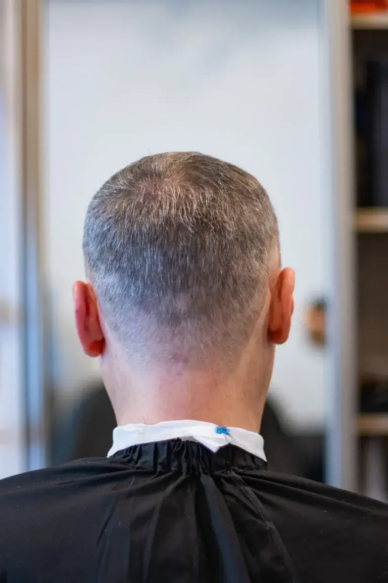 Męskie strzyżenie w salonie Haircut Express przy ul. Rakowieckiej 47 – widok z tyłu