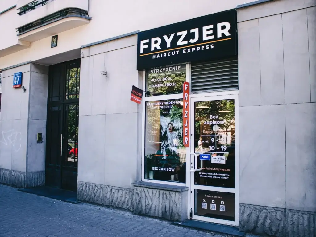 Wejście do salonu fryzjerskiego Haircut Express przy ul. Rakowieckiej 47 na Starym Mokotowie