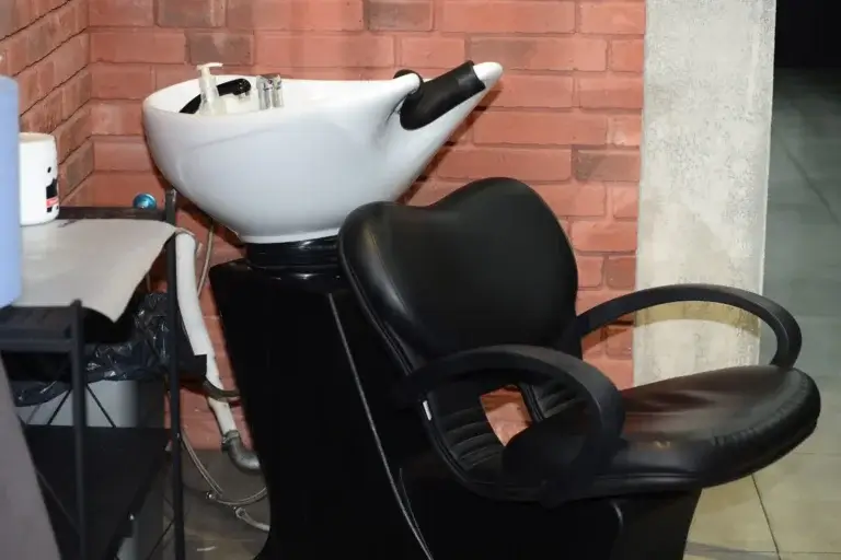 Myjnia w salonie fryzjerskim Haircut Express przy ul. Cybernetyki 15