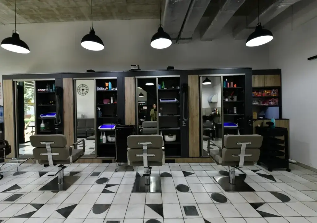 Sala ze stanowiskami fryzjerskimi w salonie Haircut Express przy ul. Racjonalizacji 1 na Służewcu