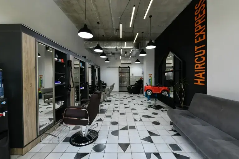 Stanowiska i strefa oczekiwania w salonie Haircut Express przy ul. Racjonalizacji 1