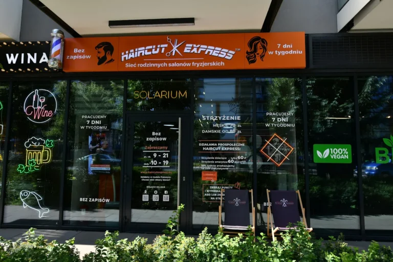 Witryna salonu fryzjerskiego Haircut Express przy ul. Racjonalizacji 1 na Służewcu (Mokotów) – fryzjer bez zapisów i solarium