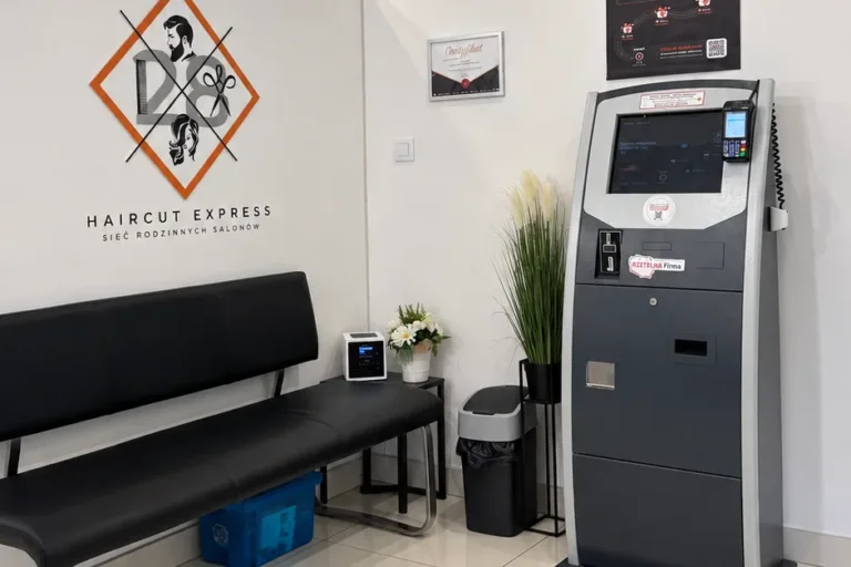 Strefa oczekiwania i terminal płatniczy w salonie fryzjerskim Haircut Express, ul. Rybaki 13/1, Poznań Centrum