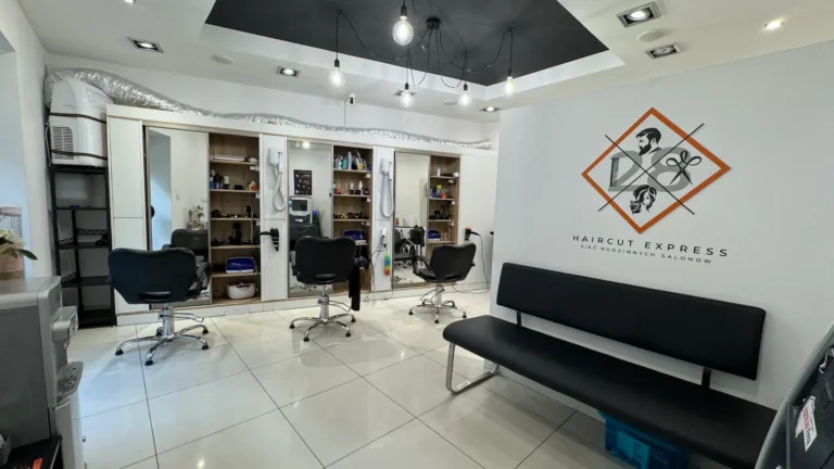 Wnętrze ze stanowiskami i strefą oczekiwania w salonie fryzjerskim Haircut Express, ul. Rybaki 13/1, Poznań Centrum