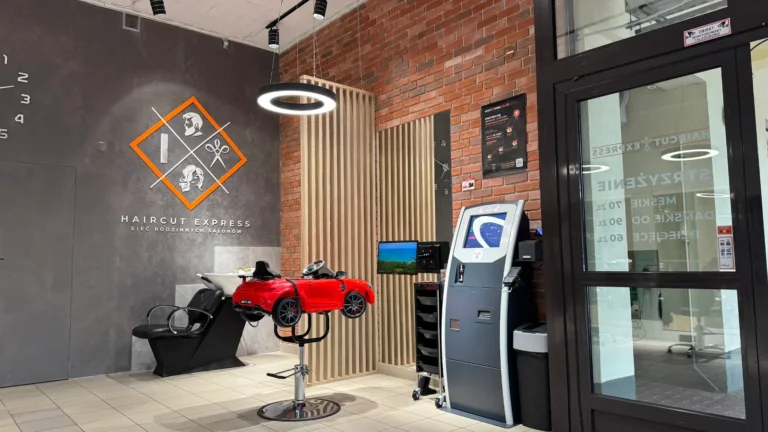 Fotelik-samochodzik dla dzieci, myjnia i terminal płatniczy w salonie fryzjerskim Haircut Express, ul. Słowiańska 38F, Poznań Winogrady