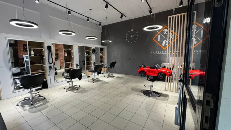Wnętrze i kącik dla dzieci w salonie fryzjerskim Haircut Express, ul. Słowiańska 38F, Poznań Winogrady