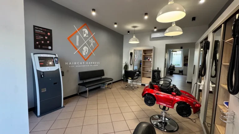 Fotelik dla dzieci i terminal płatniczy w salonie fryzjerskim Haircut Express, ul. Traugutta 28/3b, Poznań Wilda