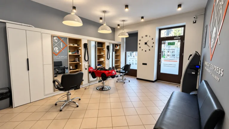 Stanowiska fryzjerskie i strefa oczekiwania w salonie fryzjerskim Haircut Express, ul. Traugutta 28/3b, Poznań Wilda