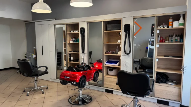 Wnętrze z fotelikiem-samochodzikiem dla dzieci w salonie fryzjerskim Haircut Express, ul. Traugutta 28/3b, Poznań Wilda