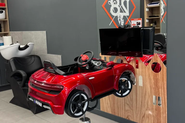 Fotelik-samochodzik dla dzieci w salonie fryzjerskim Haircut Express, ul. Zwierzyniecka 32/39, Poznań Jeżyce
