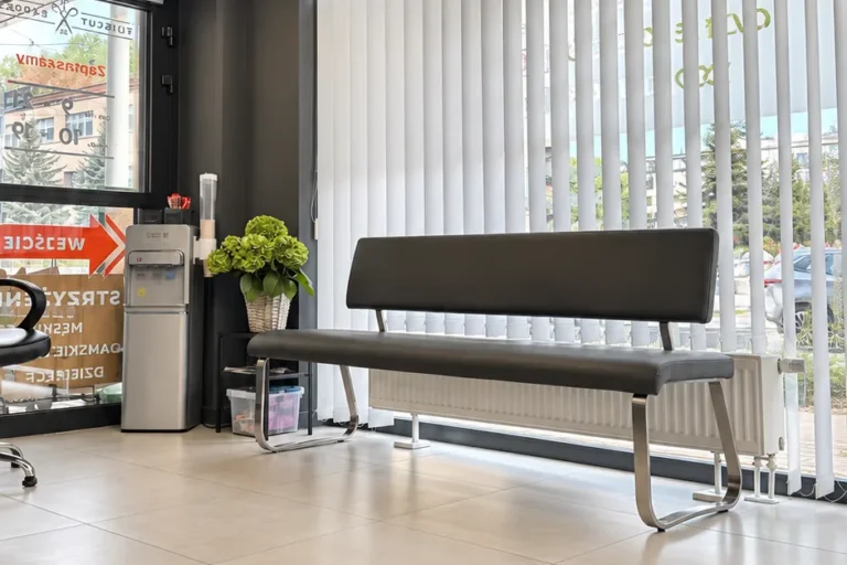Strefa oczekiwania przy oknie w salonie fryzjerskim Haircut Express, ul. Zwierzyniecka 32/39, Poznań Jeżyce