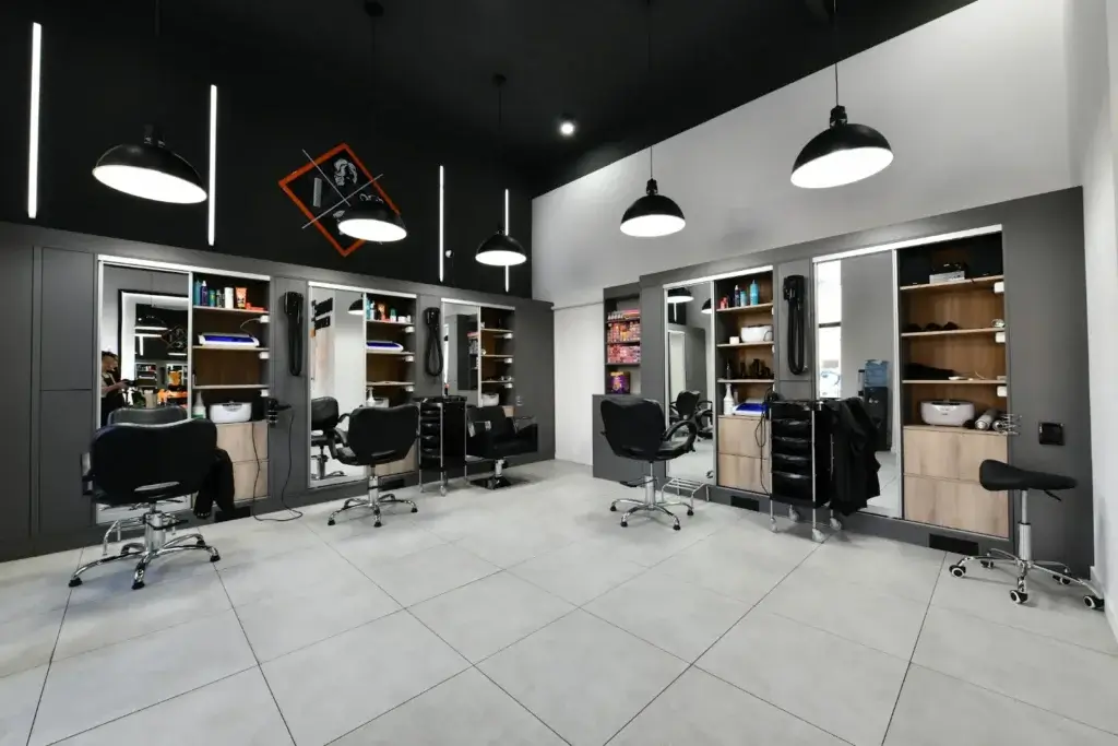 Stanowiska fryzjerskie w salonie Haircut Express przy ul. Targowej 61 na Pradze-Północ