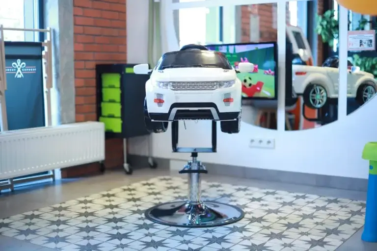 Fotelik-samochód do strzyżenia dzieci w salonie Haircut Express przy ul. Sobieskiego 43