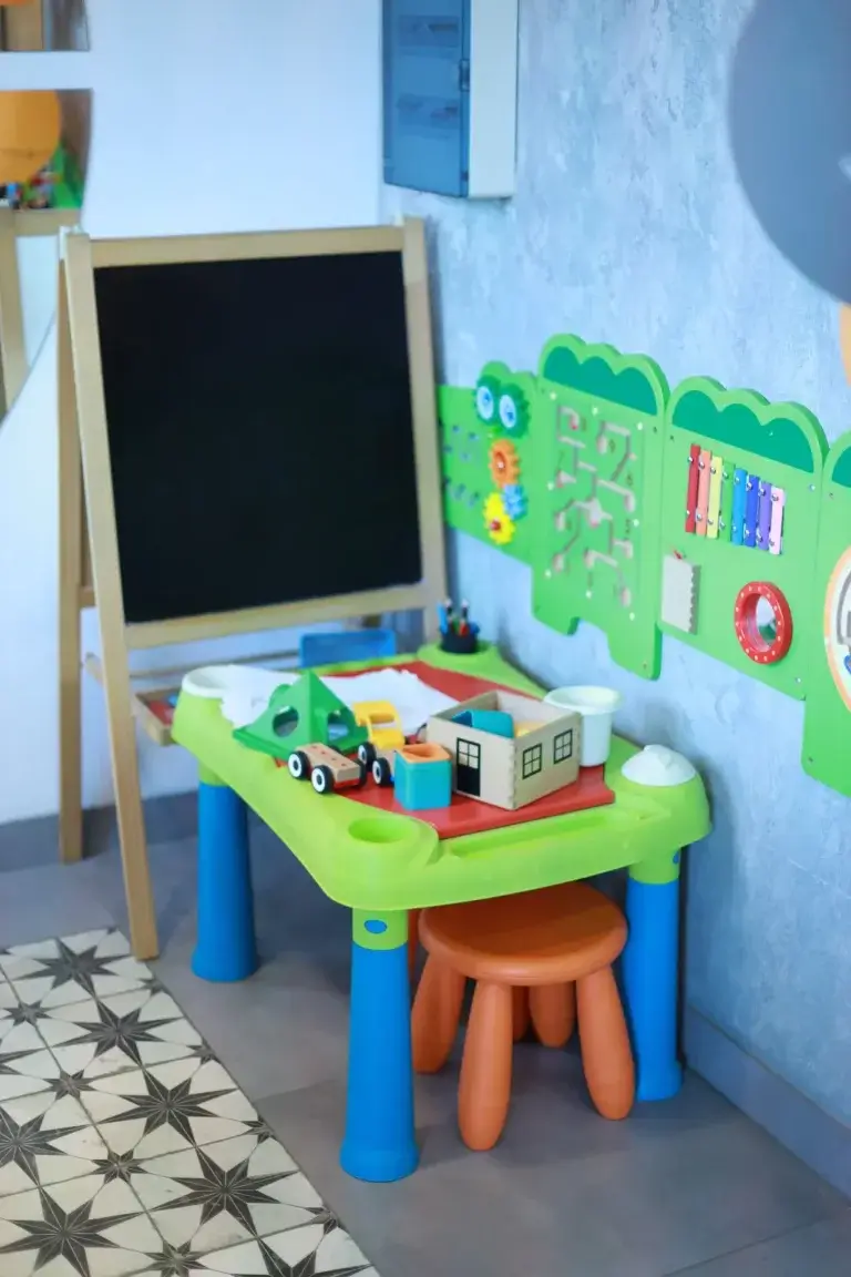 Kącik zabaw dla dzieci w salonie fryzjerskim Haircut Express na Sadybie