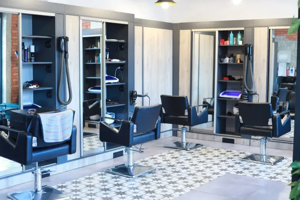 Stanowiska fryzjerskie w salonie Haircut Express przy ul. Jana III Sobieskiego 43 na Sadybie