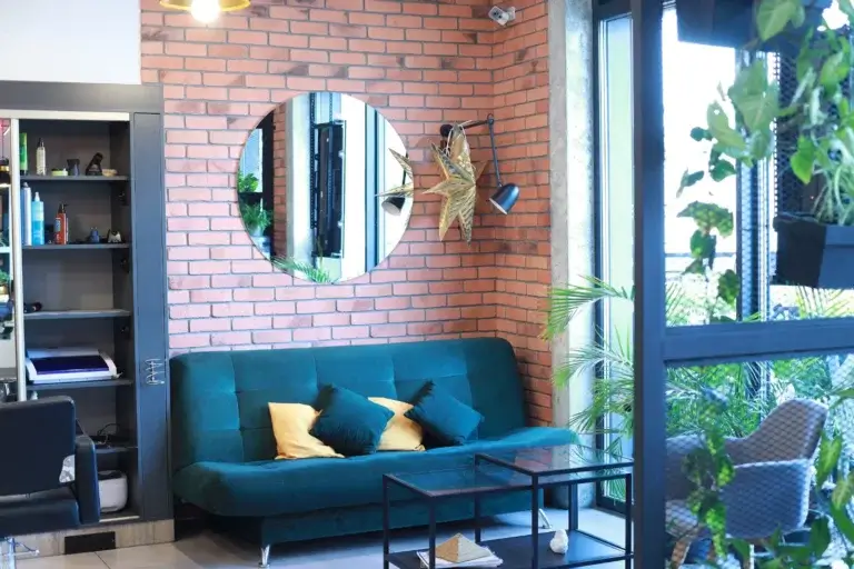 Strefa oczekiwania z kanapą w salonie Haircut Express przy ul. Sobieskiego 43 – fryzjer bez zapisów na Sadybie
