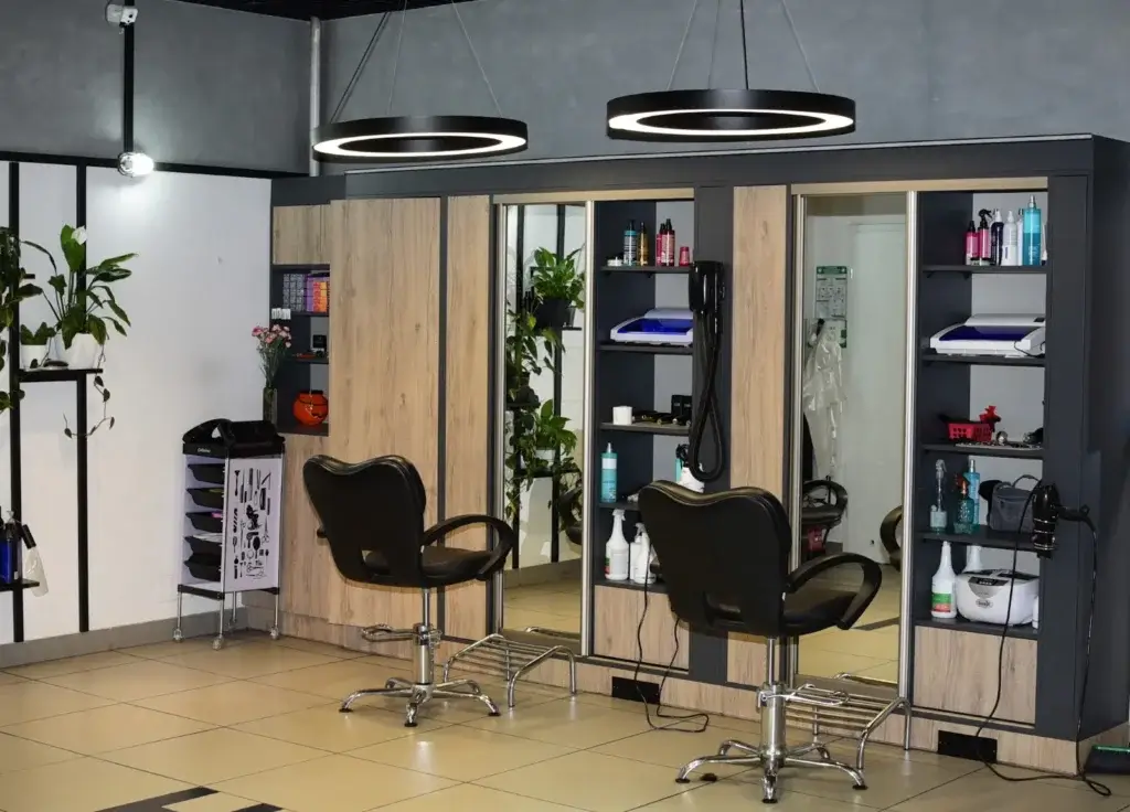 Stanowiska fryzjerskie w salonie Haircut Express przy ul. Obrzeżnej 1 na Służewcu (Mokotów)