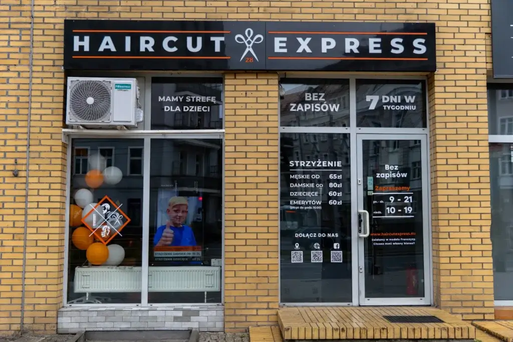 Salon fryzjerski Haircut Express przy al. Bohaterów Warszawy 17 w Szczecinie – witryna z cennikiem i godzinami otwarcia
