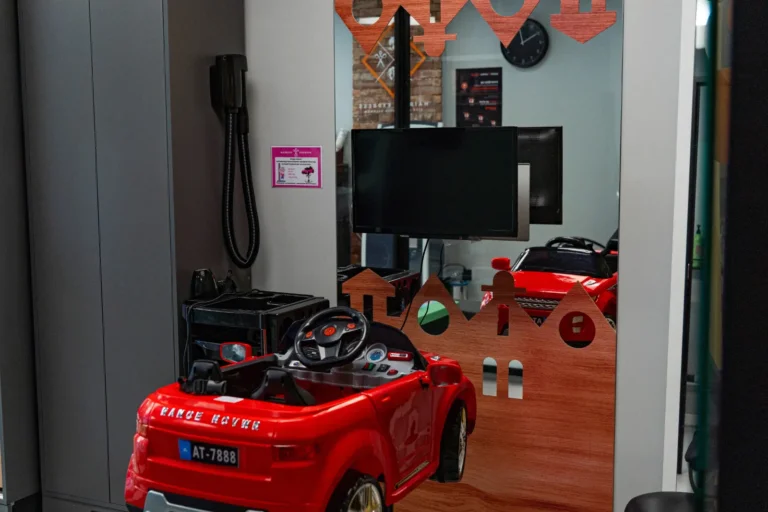Fotelik-samochodzik i kącik dla dzieci w salonie Haircut Express przy ul. Powstańców Śląskich w Szczecinie