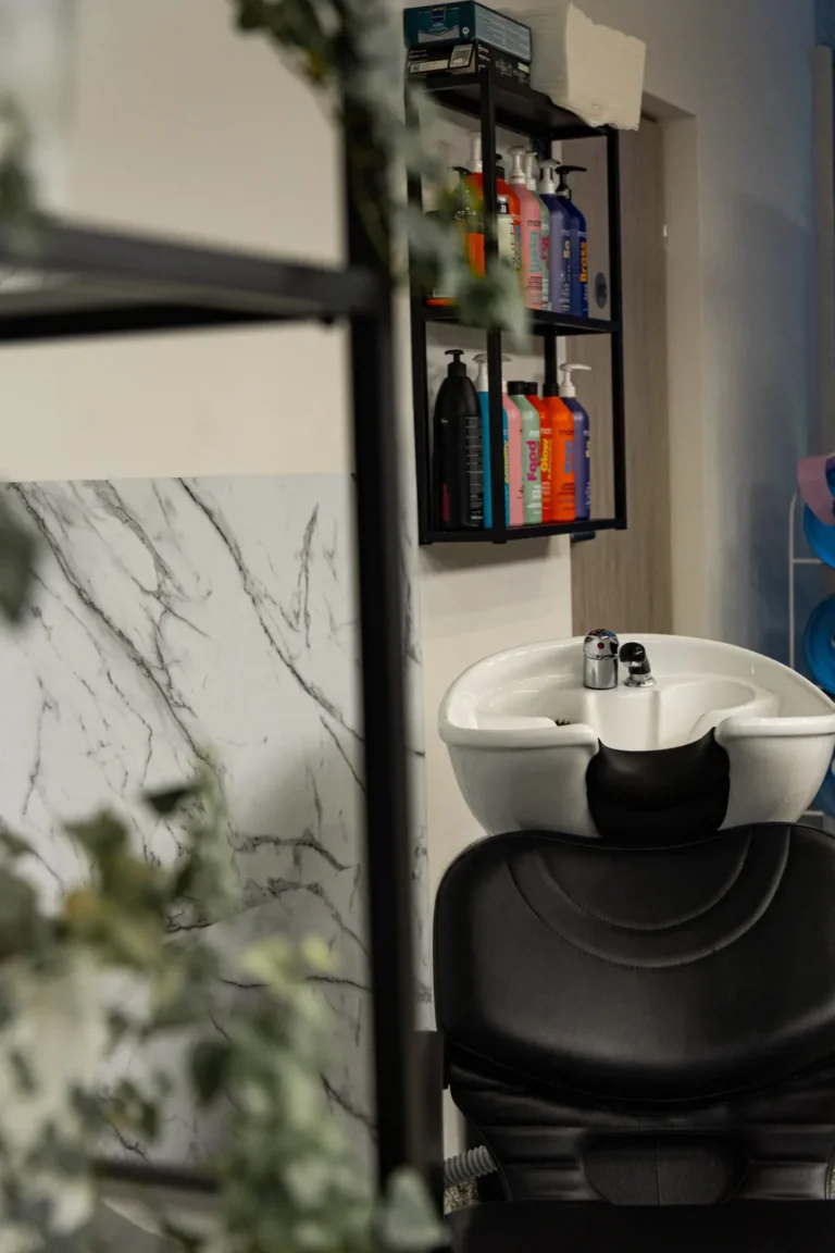 Myjnia w salonie fryzjerskim Haircut Express przy ul. Rayskiego 27 w Szczecinie