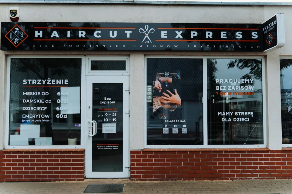 Salon fryzjerski Haircut Express przy ul. Rydla 51b na Prawobrzeżu Szczecina – witryna z cennikiem i godzinami otwarcia