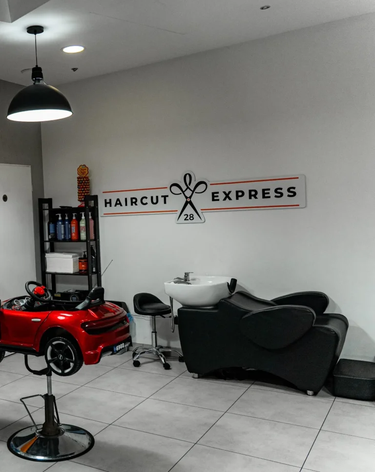 Fotelik-samochodzik dla dzieci i myjnia w salonie Haircut Express przy ul. Wyszyńskiego w Szczecinie