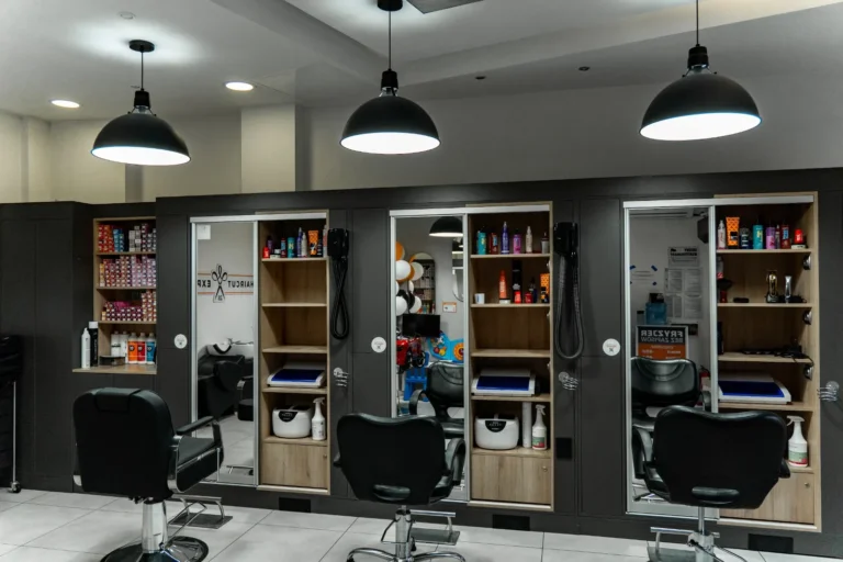 Stanowiska fryzjerskie w salonie Haircut Express przy ul. Wyszyńskiego 13 w centrum Szczecina