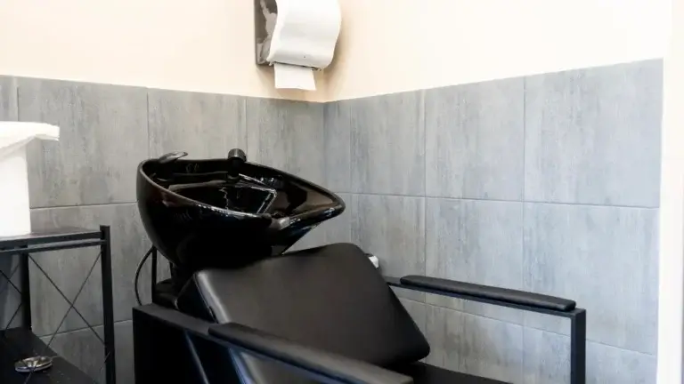 Myjnia w salonie fryzjerskim Haircut Express przy ul. Posag 7 Panien 9 w Ursusie