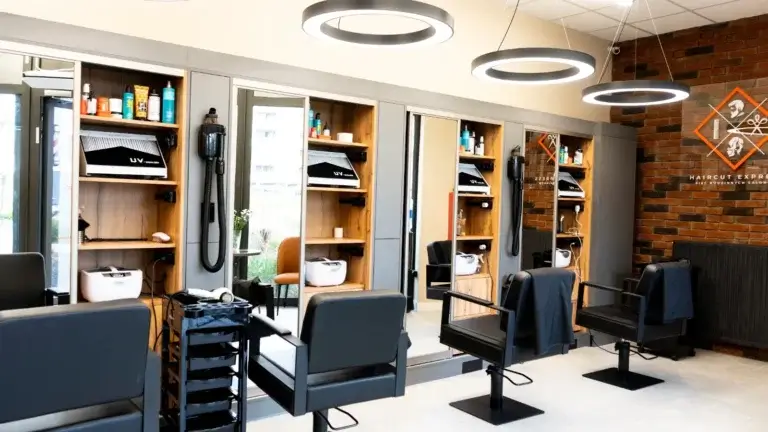 Stanowiska fryzjerskie w salonie Haircut Express przy ul. Posag 7 Panien 9