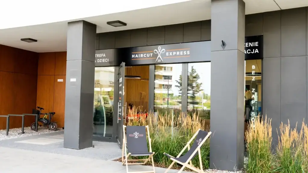 Wejście do salonu fryzjerskiego Haircut Express przy ul. Posag 7 Panien 9 w Ursusie