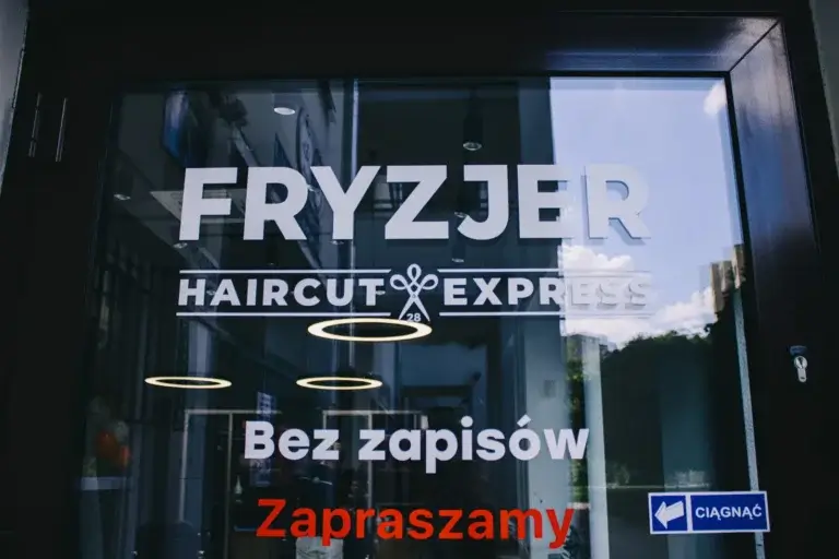 Witryna salonu Haircut Express na Ursynowie z napisem „Bez zapisów”