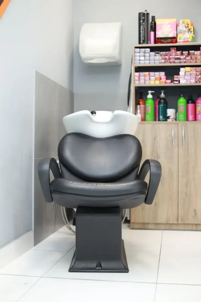 Myjnia w salonie fryzjerskim Haircut Express przy al. Rzeczypospolitej 18