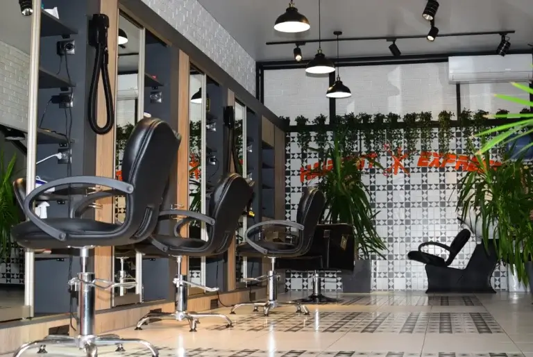 Stanowiska fryzjerskie w salonie Haircut Express przy ul. Jana Kazimierza 29