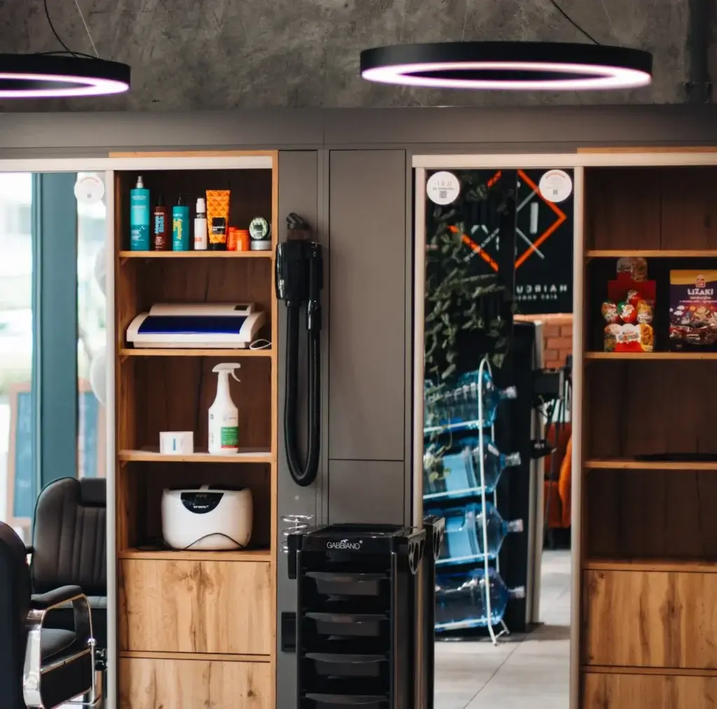 Stanowisko fryzjerskie i półki w salonie Haircut Express przy ul. Ordona 5F na Woli