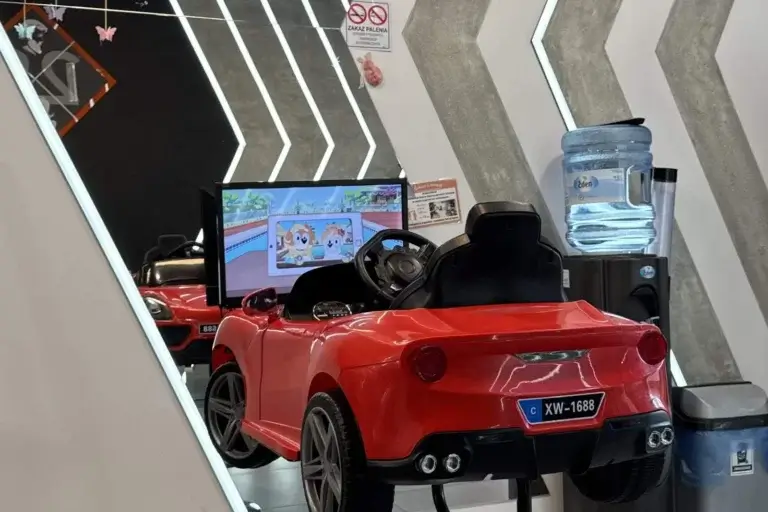 Fotelik-samochód i ekran z bajkami dla dzieci w salonie Haircut Express przy ul. Siedmiogrodzkiej 1