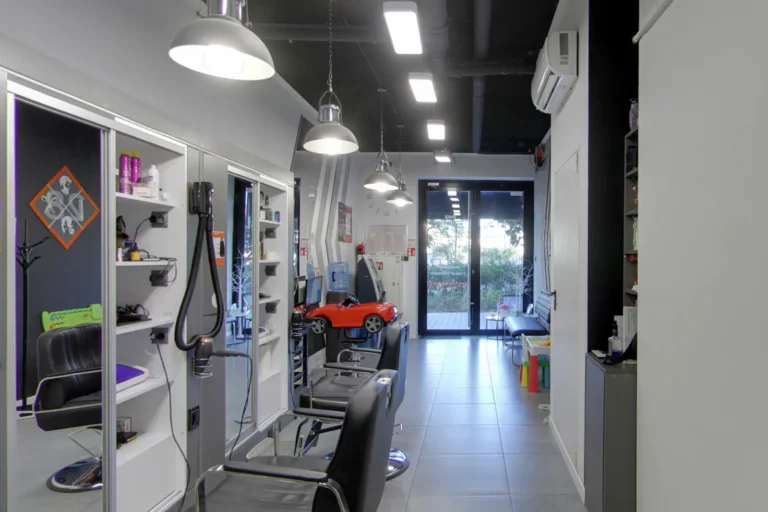 Stanowiska fryzjerskie w salonie Haircut Express przy ul. Siedmiogrodzkiej 1 na Woli
