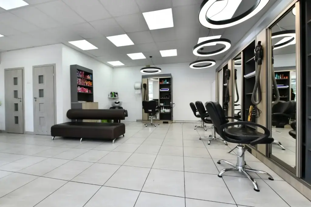 Stanowiska fryzjerskie i strefa oczekiwania w salonie Haircut Express przy ul. Żelaznej 75 na Woli