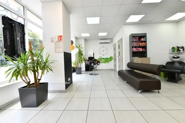 Wnętrze salonu fryzjerskiego Haircut Express przy ul. Żelaznej 75