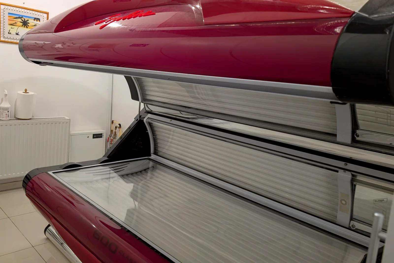 Solarium leżące Ergoline 600 Classic w salonie Haircut Express przy ul. Racjonalizacji 1 w Warszawie (Służewiec, Mokotów)